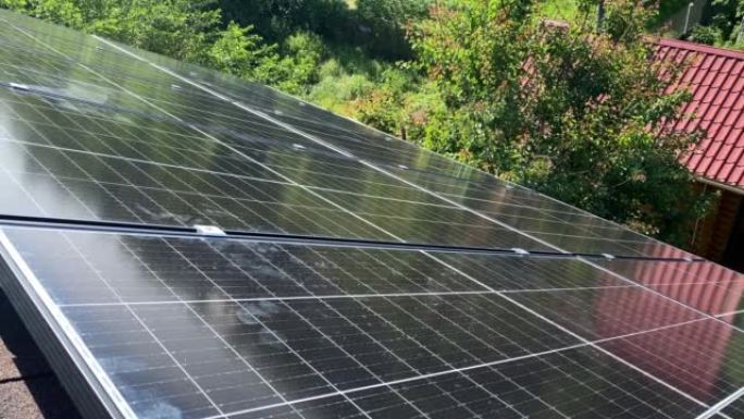 在农村住宅屋顶上安装光伏太阳能电池板的完成结果。清洁绿色可再生能源DIY