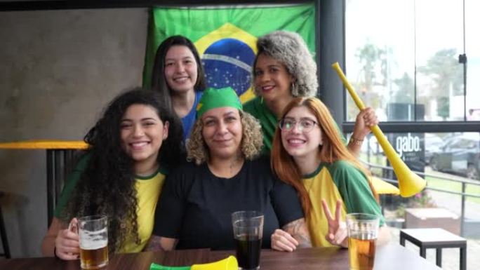 一群微笑的巴西妇女准备观看足球比赛