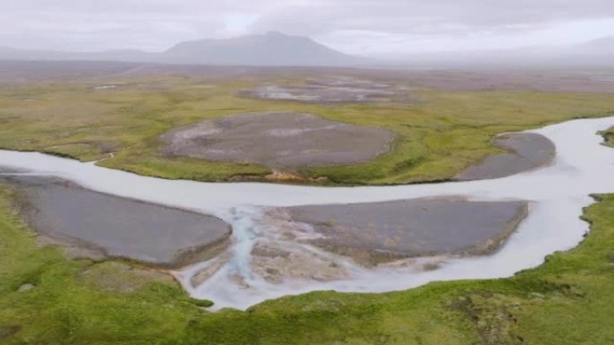 冰岛高地蜿蜒的桑达河与沙洲的鸟瞰图。