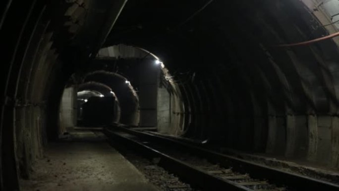 火车货车在矿井隧道中的运动。
