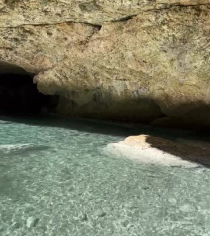 海洋中令人惊叹的洞穴洞穴，清澈的水中有奇异的岩石的光反射。