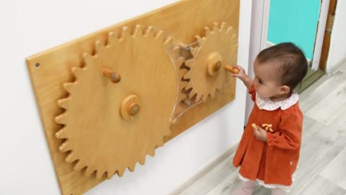 幼儿旋转木制齿轮玩具