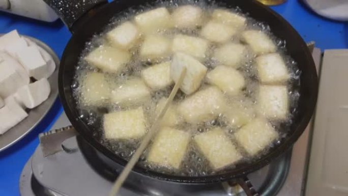 用沸腾的油煎炸白豆腐或豆腐