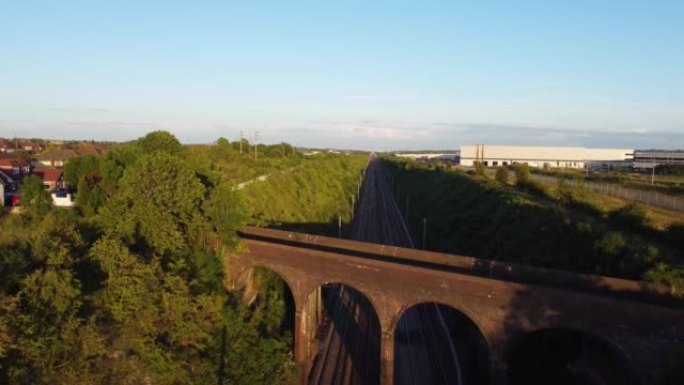 英国卢顿英国铁路轨道的高角度无人机摄像机视图