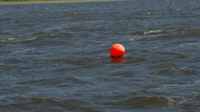 漂浮在爱沙尼亚水面上的橙色球布伊