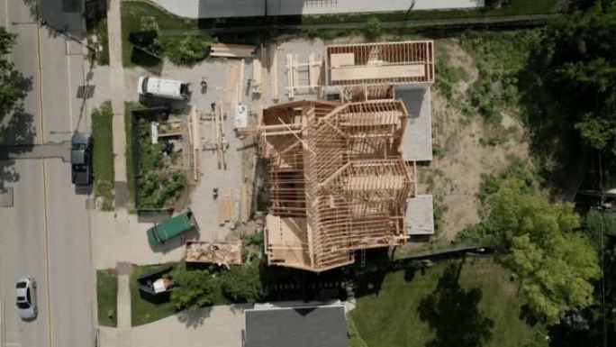 建造新住宅的工人的空中俯视图