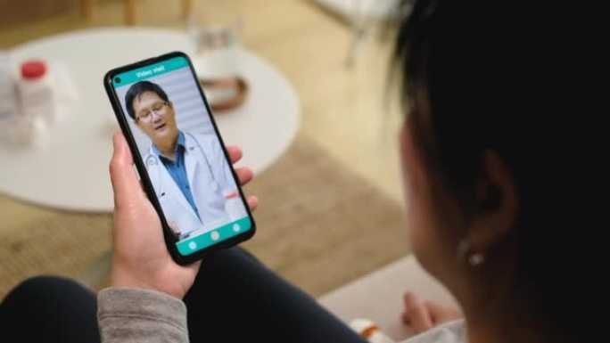 亚洲女性远程医疗医生在家用电脑在线访问