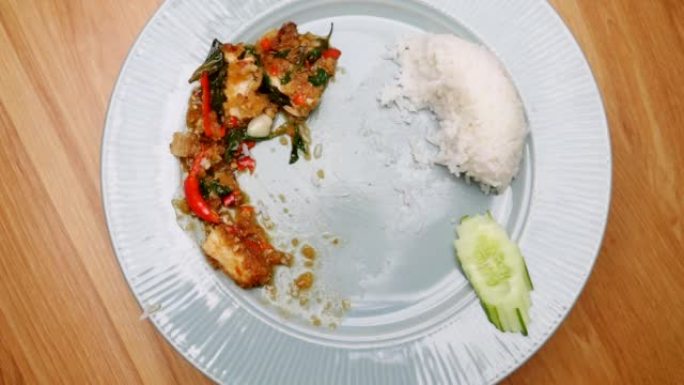 停止动作在餐桌上吃米饭。