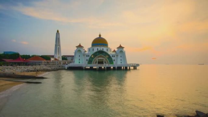 马六甲海峡清真寺日落时的4K延时照片。缩小的效果