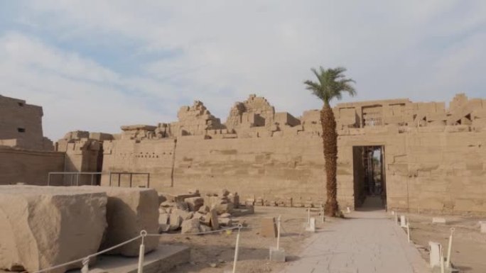 阴天的埃及卢克索，卡纳克综合遗产龙秀寺入口