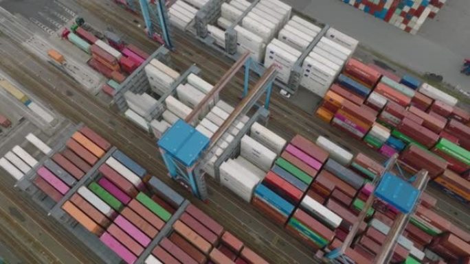 大型门式集装箱起重机越过较小的。港口货物运输码头的工作。多式联运和全球物流。德国汉堡