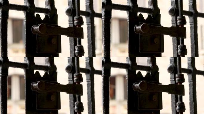 古老的金属生锈的锻造闩锁，带把手插销和格子门的锁门锁