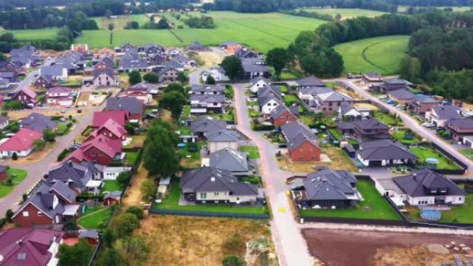 鸟瞰图:德国的新发展区，沿着一条新道路和小花园有单户住宅