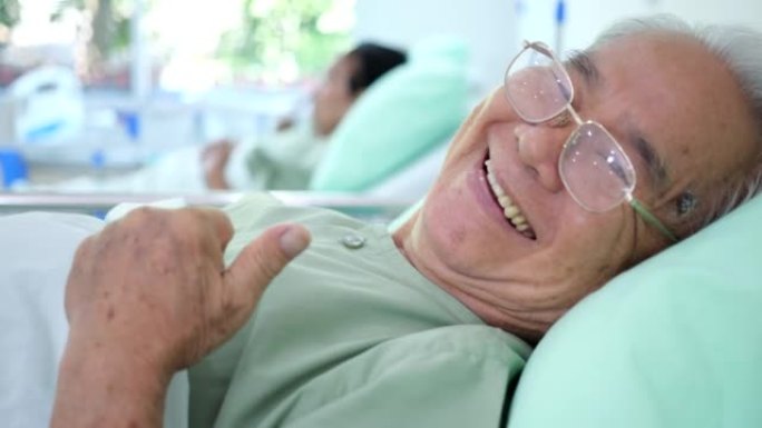 医院卧病在床的正面老人的肖像微笑着看着镜头，微笑着的老年患者肖像，医疗服务理念
