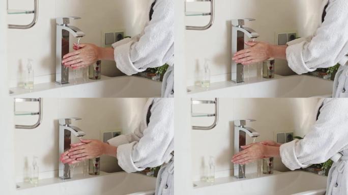 一名年轻女子用清水洗手。