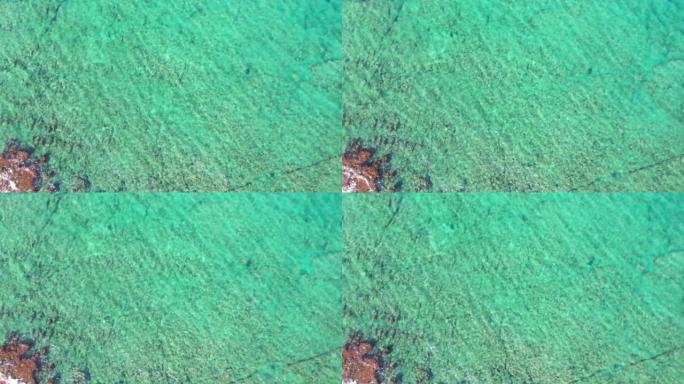 清澈的绿松石海和海浪的鸟瞰图