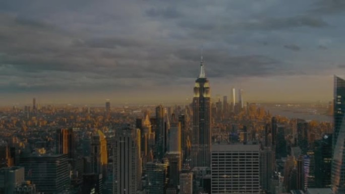 黄昏时的曼哈顿天际线，充满了美丽的纽约市