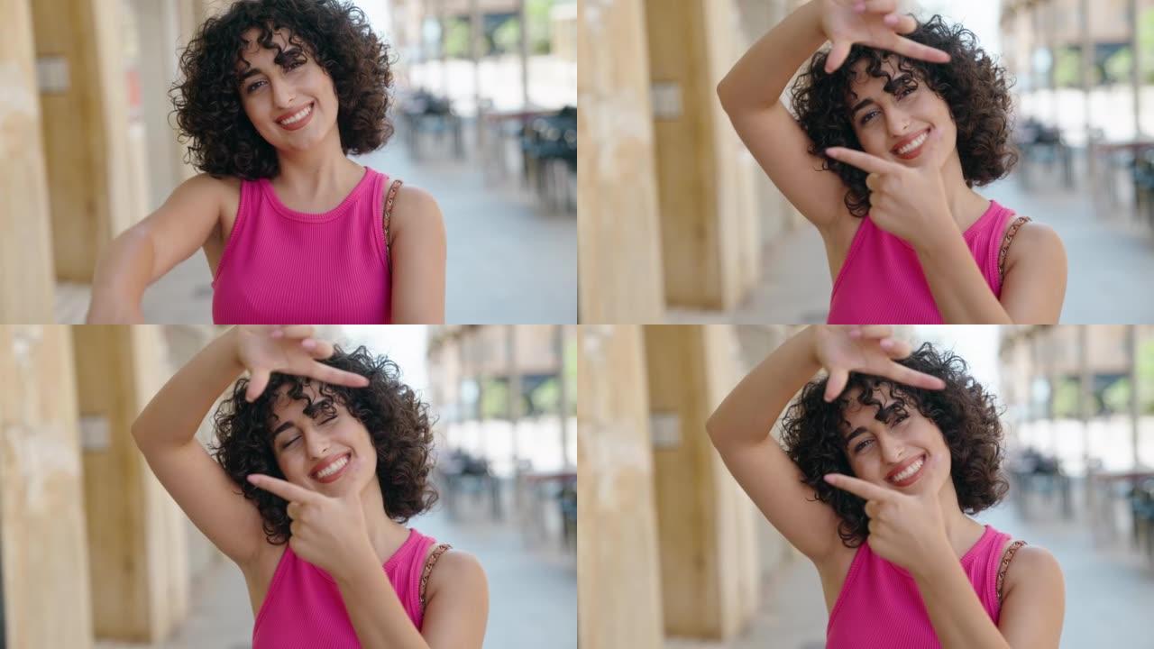 年轻的中东妇女微笑着自信地在街上用手做手势