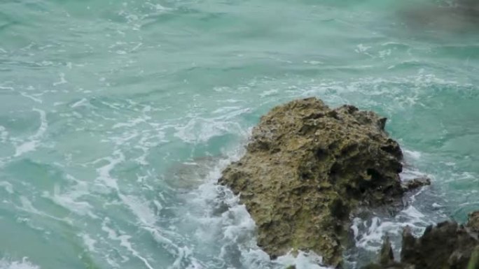 海浪撞击岩石的轰鸣声