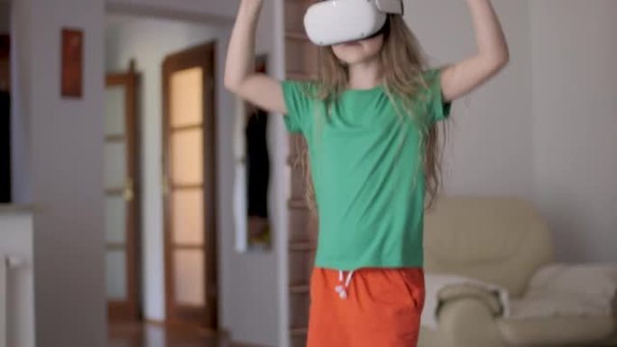 女孩使用虚拟现实耳机学习舞蹈。虚拟现实眼镜中的现代活跃儿童。虚拟现实中的运动，女孩沉浸在网络空间中。