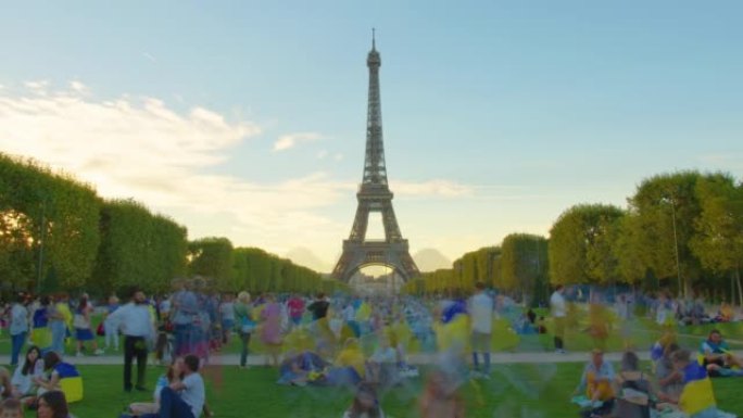 法国巴黎埃菲尔铁塔，延时。战神广场和埃菲尔铁塔在阳光明媚的夏日里时光倒流。法国巴黎
