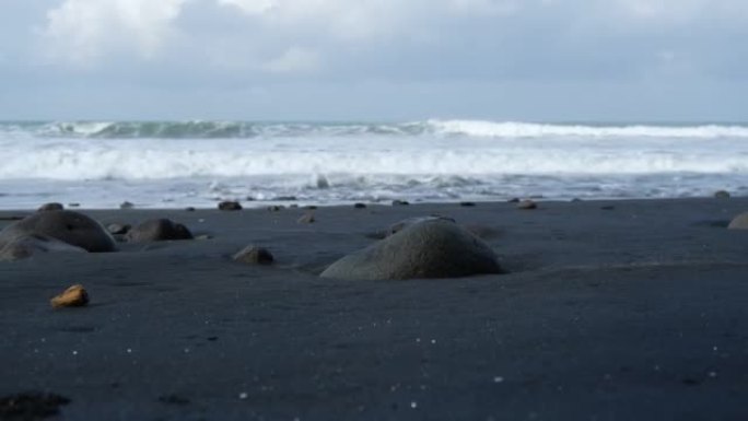 石质黑海滩的平静波浪