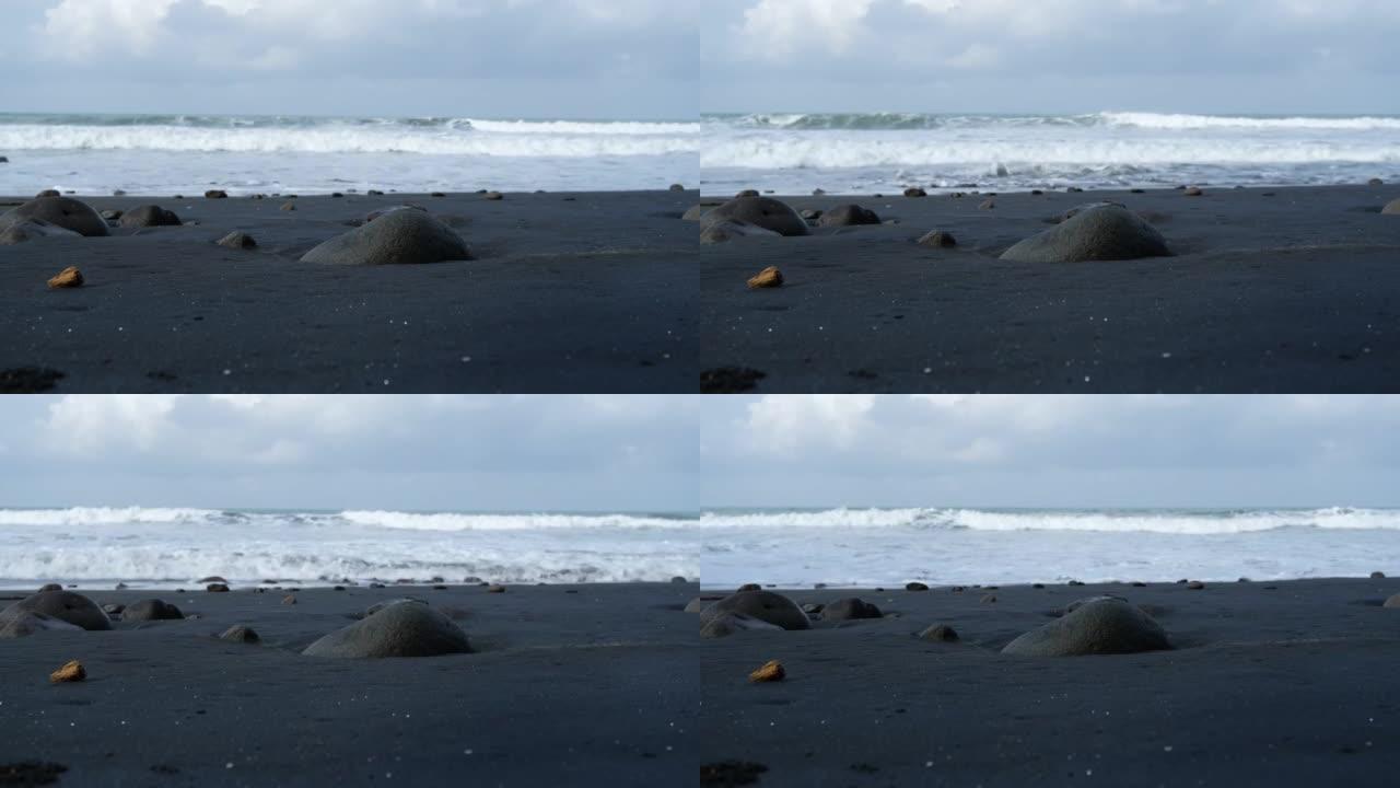石质黑海滩的平静波浪