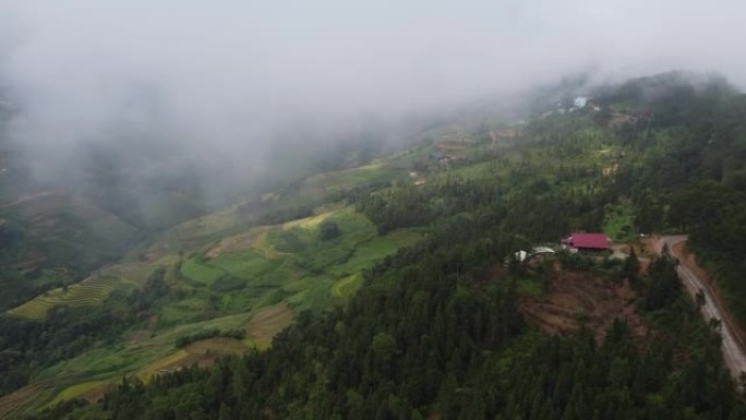 无人机拍摄的4k视频鸟瞰图。石灰岩山村庄的景观山