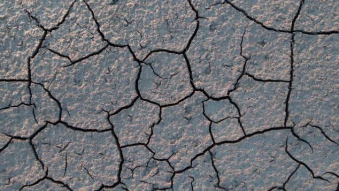 地质学。干涸的河床和湖泊。干旱、全球变暖和气候变化。裂开的干土和土壤。干燥的沙漠，干旱的季节。思想概