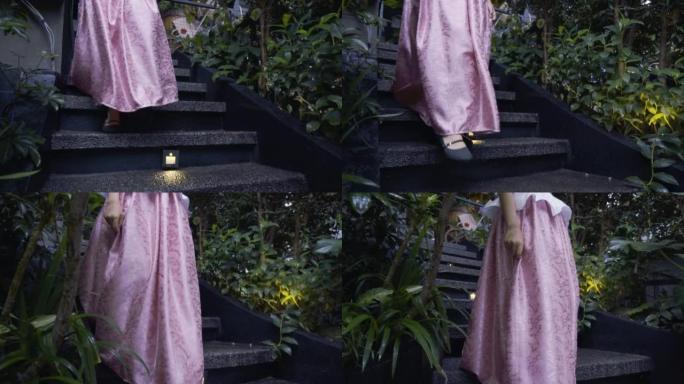 一位穿着粉红色连衣裙的公主走下楼梯到森林，周围有一朵花和一棵树