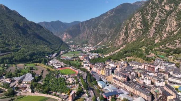 安道尔首府安道尔城 (Andorra la Vieja) 鸟瞰图，位于法国和西班牙之间的比利牛斯山脉