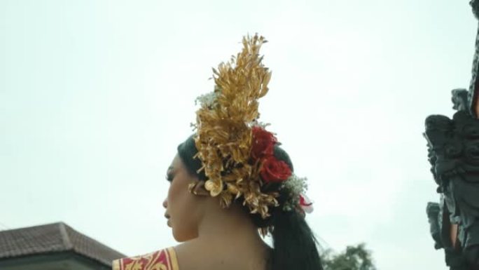 巴厘岛新娘在婚礼上穿着巴厘岛的传统礼服