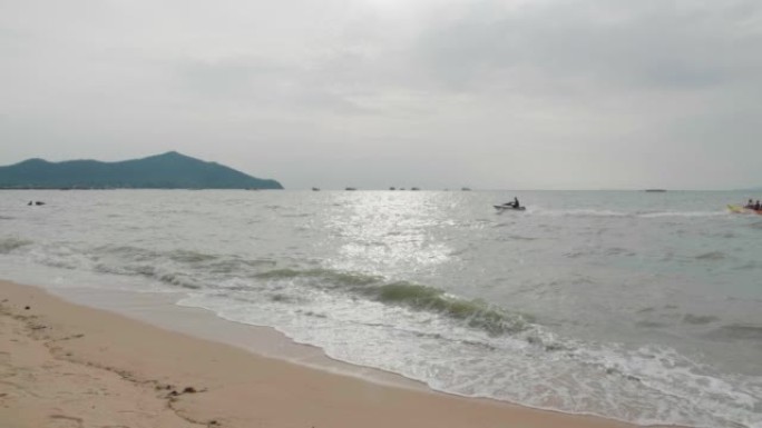 雨后和强浪后罗勇海滩的全景拍摄。多云多雨。泰国罗勇