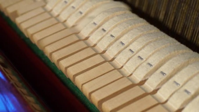 在钢琴里面。fortepiano的许多钢琴锤形成了旋律。钢琴内部的细节与悍马和弦乐。
