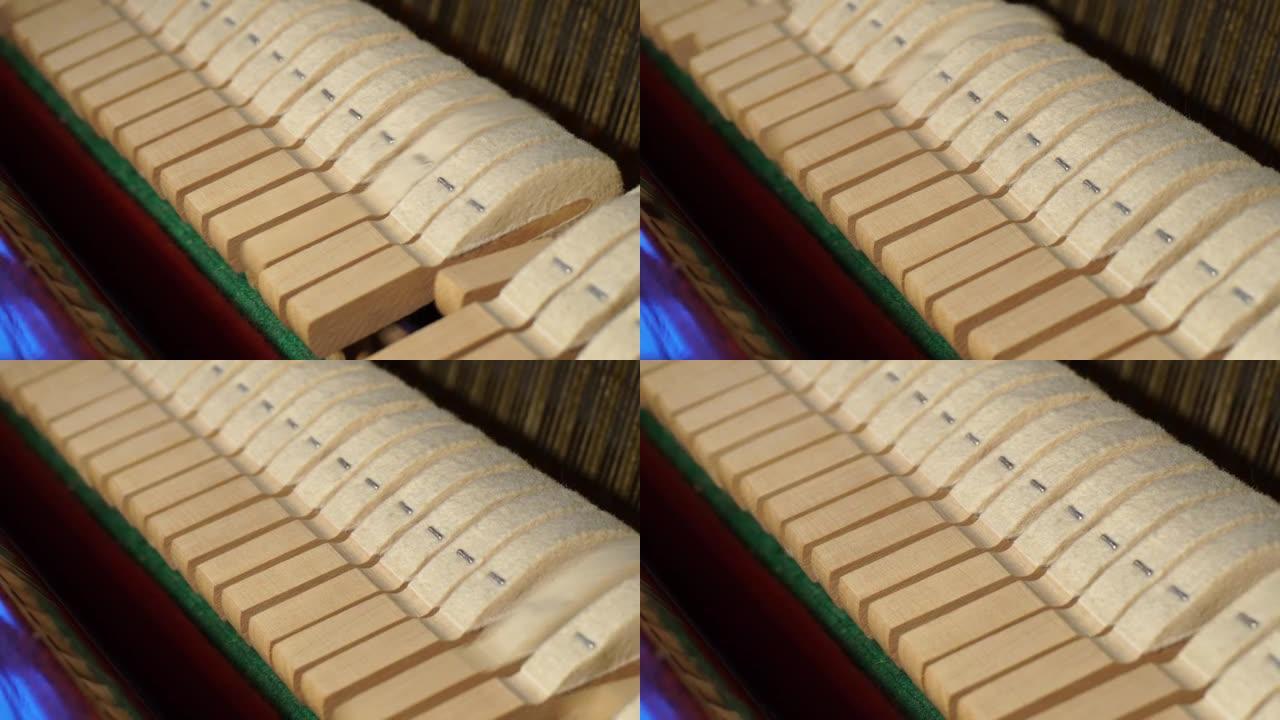 在钢琴里面。fortepiano的许多钢琴锤形成了旋律。钢琴内部的细节与悍马和弦乐。