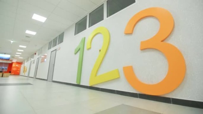 教学楼里有教室的走廊墙上的数字