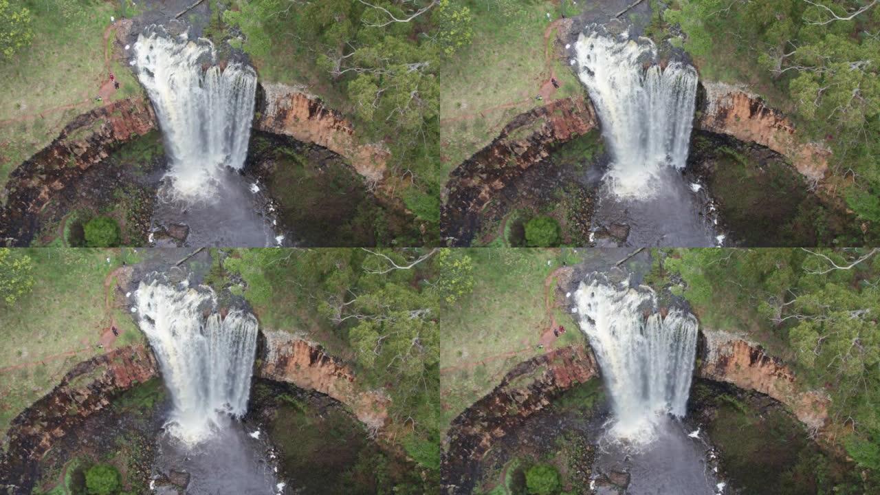 澳大利亚维多利亚州2021号9月22日，雨后，水流过特伦瑟姆瀑布的无人机镜头。