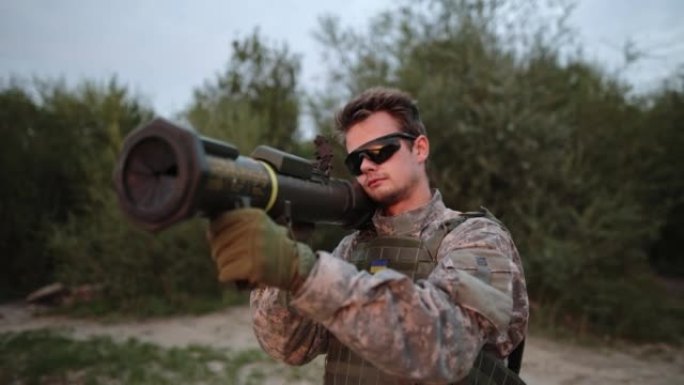 一名士兵用反坦克榴弹发射器瞄准目标