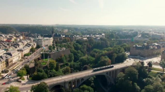 用地标性的阿道夫桥建立卢森堡城市景观的空中拍摄