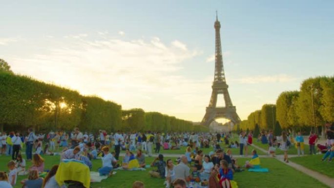 巴黎，法国，2022年9月05日: 延时。战神广场和埃菲尔铁塔在阳光明媚的夏日里时光倒流。法国巴黎