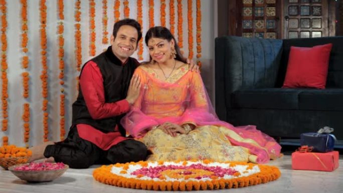 印度夫妇穿着传统服装看着相机时快乐地微笑着