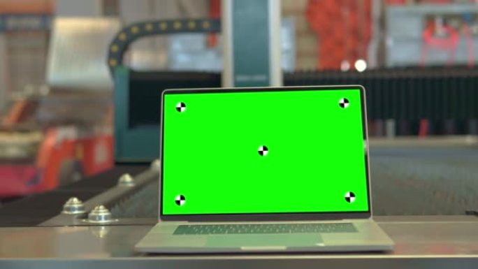 现代工厂绿屏显示笔记本电脑