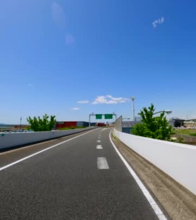 在高速公路上行驶。