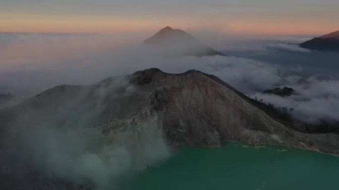 日出时印度尼西亚东爪哇省巨大的Ijen火山的鸟瞰图