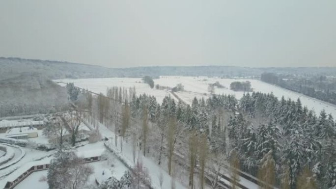 暴风雪过后，马厩和马术训练场的鸟瞰图