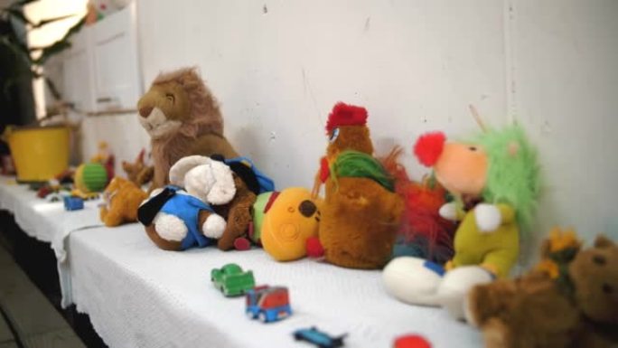 捐赠的儿童玩具。捐赠的东西，为低收入和贫困家庭的儿童，难民和移民提供的玩具