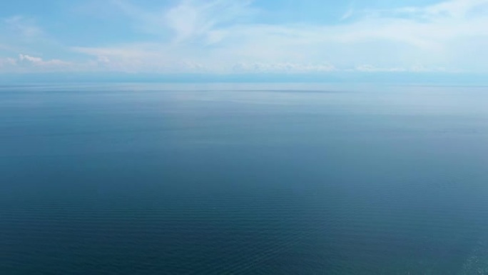 公海中的航拍录像。没有海岸。天空和碧水。顶视图。无人机镜头。云。