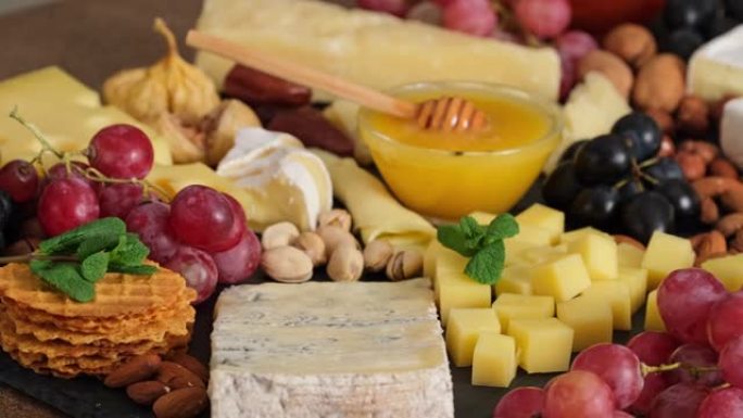 奶酪拼盘配各种类型的奶酪 -- 帕尔马干酪干酪奶酪。美食开胃菜，休闲食品。各种西班牙法国意大利开胃菜