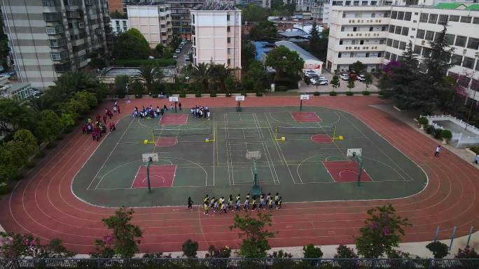 学校操场上体育课的学生