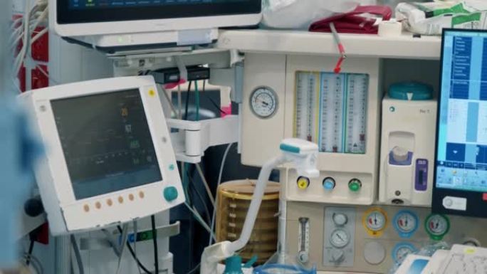 手术室中的现代医疗设备显示患者的生命体征。特写